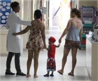 doctor talking to a family member of a child
